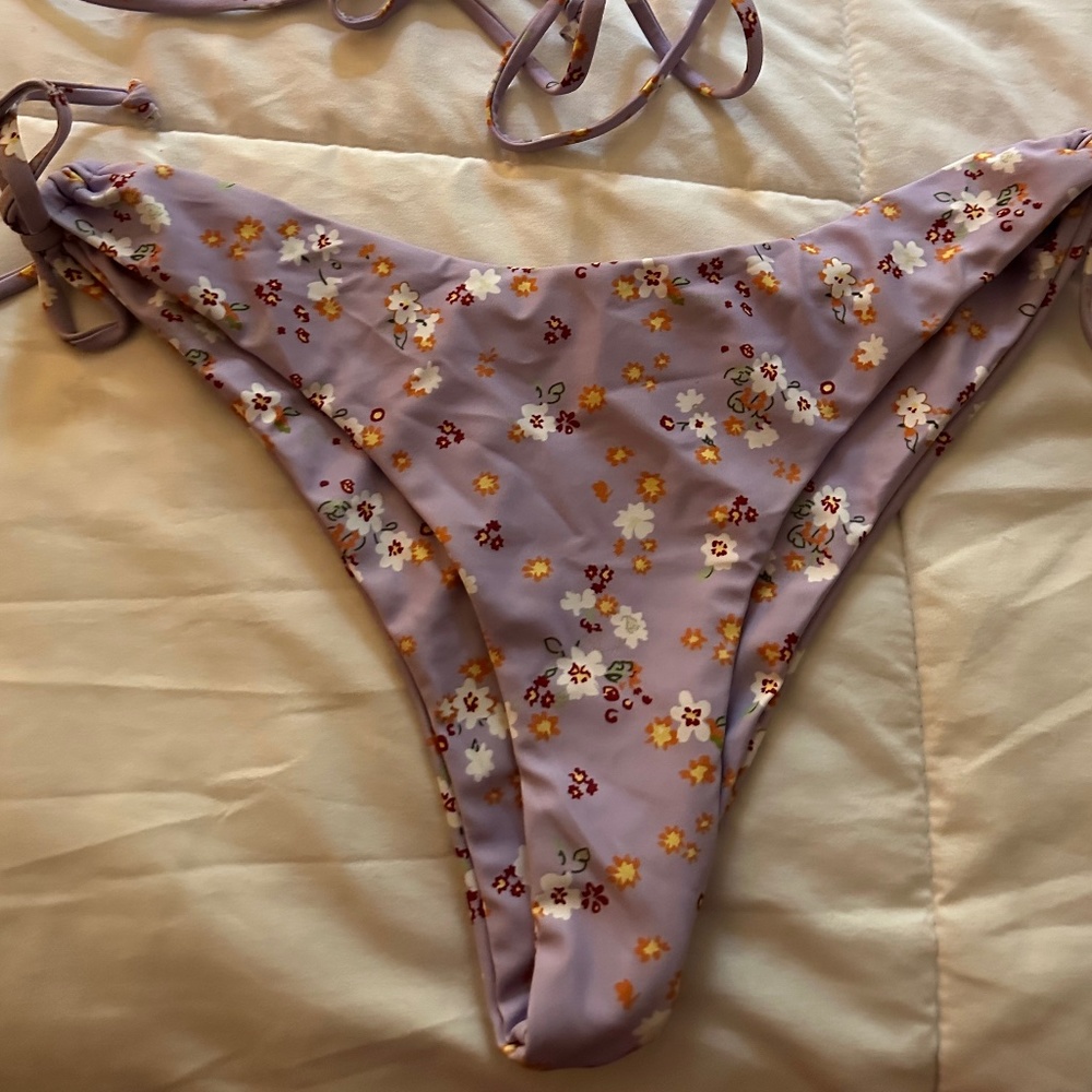 Bikini - Picture 2 of 3